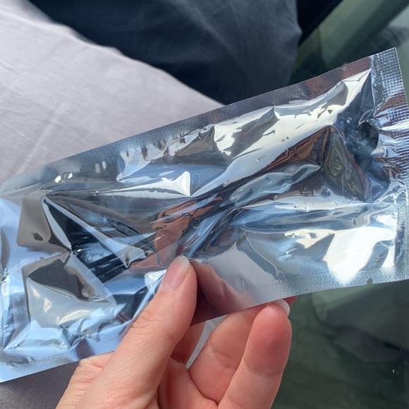 Insides of a Box: pin Cable for GEFORCE GTX 1060 CD and screws - Picture 3 of 13